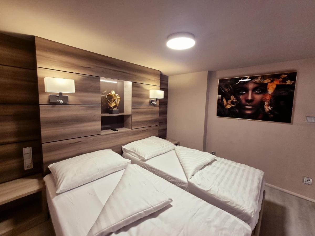 Apartmany Etenia Kadan Bagian luar foto